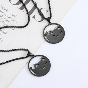 Kreative schwarze Edelstahlkette mit Cartoon-Katze und Kreuzanhänger für modebewusste Damen