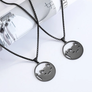 Set aus zwei schwarzen matten Edelstahlketten mit niedlichen Katzen-Silhouetten und Kreuzen