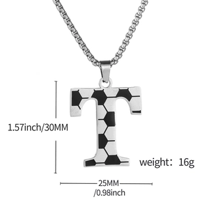 Collier avec pendentif lettre T en acier inoxydable poli et motif football sur chaîne