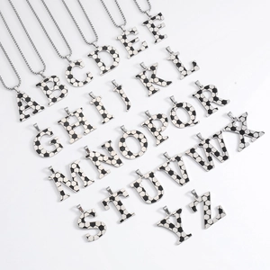 Collier en acier inoxydable avec pendentif alphabet A-Z et texture de ballon de foot
