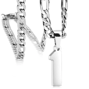 Collier avec pendentif sport numéro 1 en acier inoxydable et chaîne Figaro sur blanc
