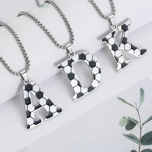 Collier Pendentif Lettre Initial A-Z en Acier Inoxydable Texture Football pour Hommes Femmes Cadeaux Bijoux Fans de Football