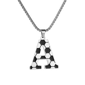 Détail du collier lettre A en acier inoxydable avec motif de texture de football