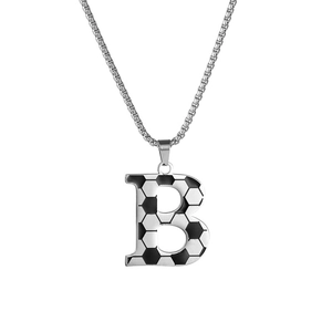 Détail du pendentif lettre B en acier inoxydable argenté avec motif football sur chaîne
