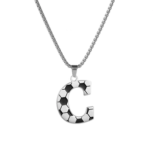 Détail du pendentif lettre C en acier inoxydable avec motif de ballon de football