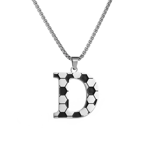 Vue détaillée du pendentif lettre D en acier argenté avec motif de football et chaîne