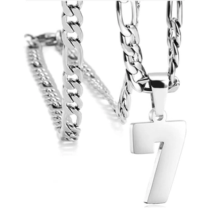 Détail macro de la chaîne Figaro en acier inoxydable argenté avec pendentif numéro 7