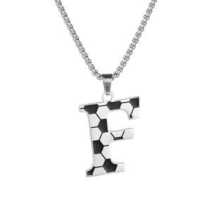 Détail du pendentif lettre F en acier inoxydable avec motif de texture de ballon de football