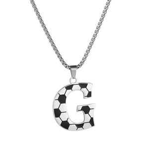 Vue macro du pendentif lettre G en acier inoxydable avec motif football sur chaîne