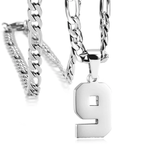 Détail du pendentif argenté numéro 9 avec finition polie et chaîne Figaro