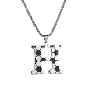 Détail du pendentif lettre H football en acier inoxydable avec chaîne à mailles carrées
