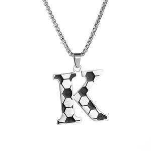 Détail du pendentif lettre K en acier inoxydable argenté avec motif de football noir et blanc