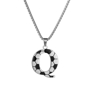 Détail macro du pendentif lettre Q argenté avec motif de football sur chaîne en acier