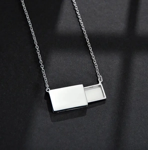 Minimalistische silberne Edelstahlhalskette mit einem schiebbaren rechteckigen Medaillon