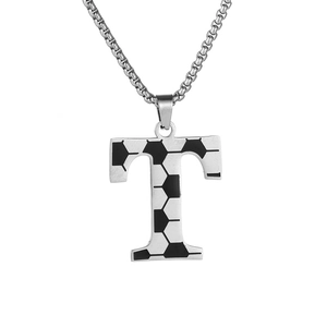 Détail du pendentif lettre T en acier inoxydable argenté avec motif football et chaîne