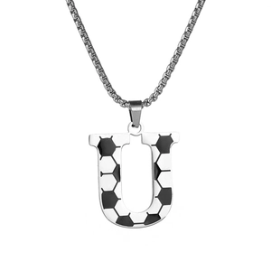 Détail du collier en acier avec pendentif lettre U au motif de ballon de foot sportif