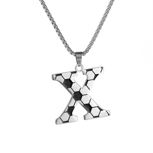 Gros plan du pendentif lettre X en acier inoxydable avec texture de ballon de foot