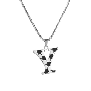 Détail macro du pendentif lettre Y en acier inoxydable argenté avec motif de football
