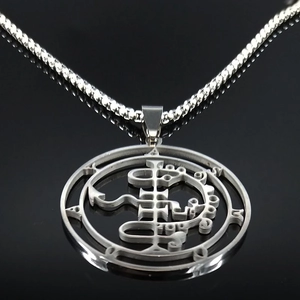 Collier de runes en acier inoxydable poli avec pendentif sceau de Salomon sur fond noir