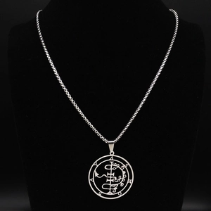 Collier vintage en acier inoxydable avec sceau d'Astaroth et pendentif rond argenté sur support