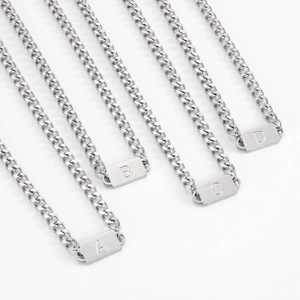Colliers à maille cubaine en acier inoxydable avec pendentifs rectangulaires gravés