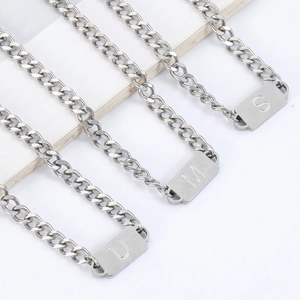 Collier gourmette en acier inoxydable argenté avec pendentifs lettres personnalisés