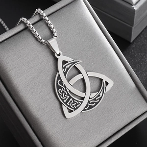 Colgante Triquetra vikingo de acero inoxidable con fase lunar en una cadena de caja