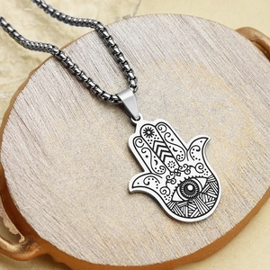Collier Main de Fatma vintage en acier inoxydable avec gravure Œil sur plateau bois