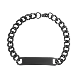 Gedetailleerd zicht op zwarte roestvrijstalen Cubaanse schakelarmband met ID-plaat