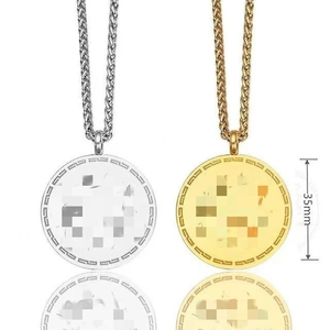 Dettaglio di ciondoli geometrici rotondi da 35mm in finiture oro e argento lucido