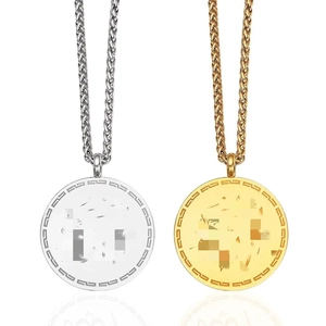 Dettaglio di ciondoli circolari in oro e argento con motivo greco e catena intrecciata