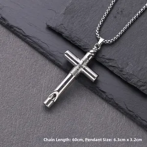 Détail du pendentif sifflet en forme de croix avec chaîne 60cm et taille 6,3cm