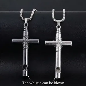 Colliers sifflets croix en acier inoxydable argenté et noir sur un fond en cuir noir