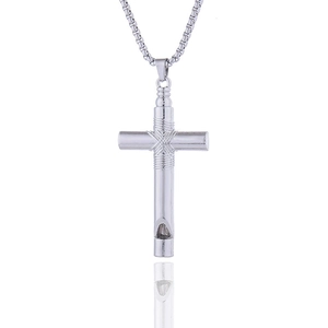 Pendentif sifflet croix en acier inoxydable poli avec chaîne box sur fond blanc