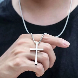 Collana con ciondolo a croce in acciaio al titanio lucido con catena a scatola da uomo