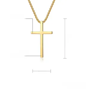 Dettaglio pendente croce in acciaio inox dorato lucido con altezza 30mm e peso 16g