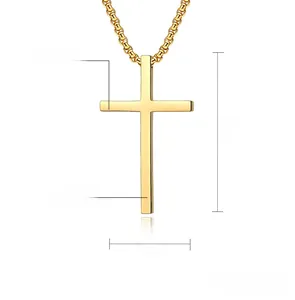 Dettaglio del ciondolo a croce in acciaio inossidabile oro lucido lungo 53 mm