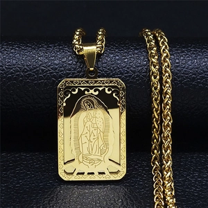 Gros plan détaillé du pendentif rectangulaire Vierge Marie doré avec chaîne épi