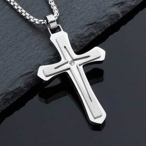 Collier avec pendentif croix double couche en acier inoxydable et pierre de zircon cubique