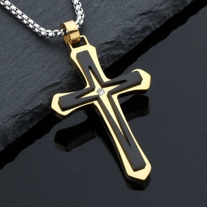 Détail du pendentif croix double couche avec zircon et chaîne à maillons argentée