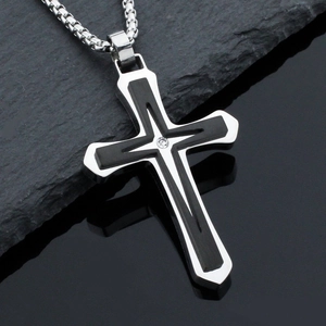 Collier croix double couche avec diamant central et finition en acier inoxydable noir