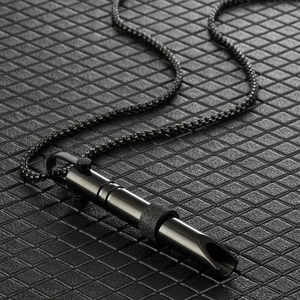 Détail d'un pendentif sifflet de méditation noir mat pour la respiration et l'anxiété