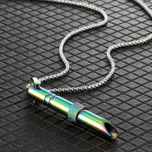 Détail du collier pendentif sifflet en acier inoxydable arc-en-ciel avec un anneau décoratif