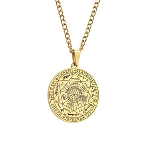 Gros plan du pendentif sceau des Archanges doré avec gravures géométriques et noms