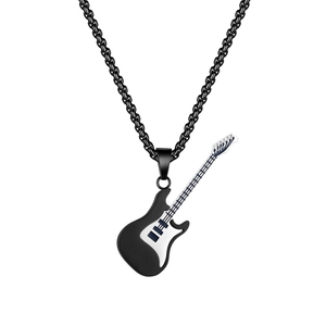 Gros plan détaillé d'un pendentif guitare hip hop avec finition émaillée noire et blanche