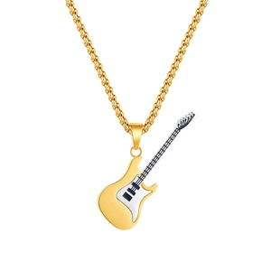 Vue détaillée du pendentif guitare électrique dorée et de ses cordes sophistiquées