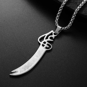 Pendentif épée vintage en acier inoxydable avec calligraphie arabe et chaîne box