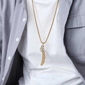 Collier vintage avec pendentif épée Zulfiqar dorée et calligraphie arabe ciselée