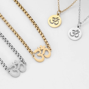 Colliers en acier inoxydable avec symbole Om yoga en finitions or et argent