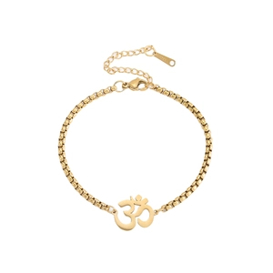 Détail d'un bracelet doré en acier inoxydable avec symbole Om et fermoir à mousqueton